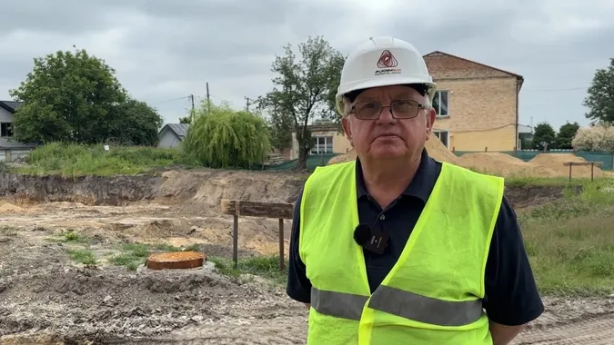 Діти досі ходять до укриття в церкві: у Володимирі затягнулося будівництво сховища для ліцею (фото, відео)