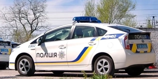 Не залишили в біді: луцькі патрульні допомогли водійці з несправним авто (відео)