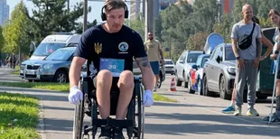 Подолав 42 км на кріслі колісному: ветеран з Волині збирає мільйон для поранених військових (відео)
