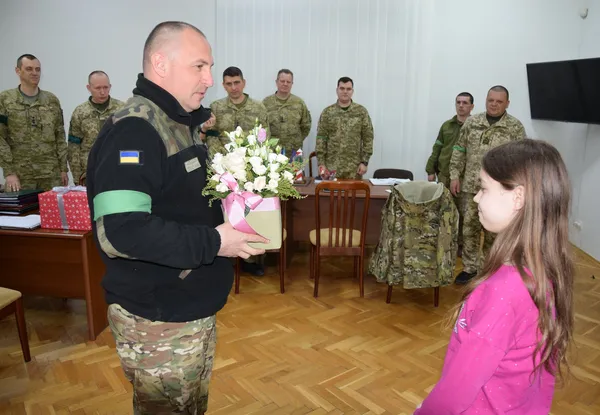 Волинські прикордонники привітали дітей загиблого побратима з днем народження (фото)