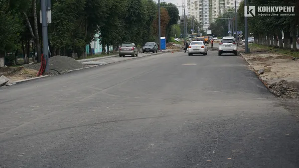 Їздять, ходять, ремонтують: що відбувається на проспекті Волі у Луцьку (фото)