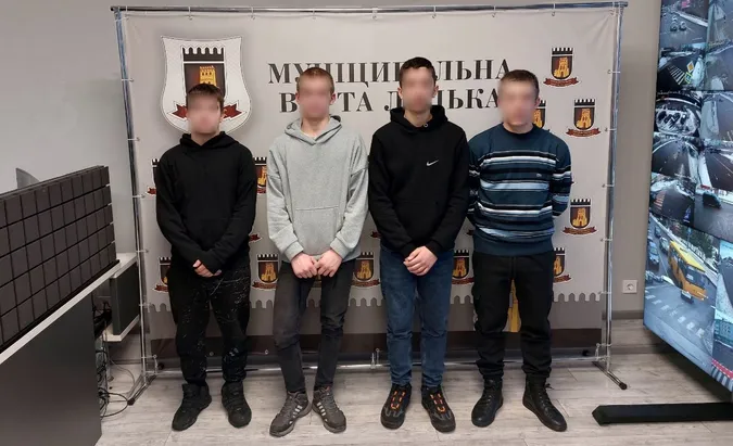 Луцькі муніципали вигадали покарання для підлітків, які вкрали камеру на зупинці