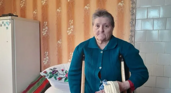 В’яже лежачи через біль: онкохвора волинянка передала на фронт майже 300 пар шкарпеток
