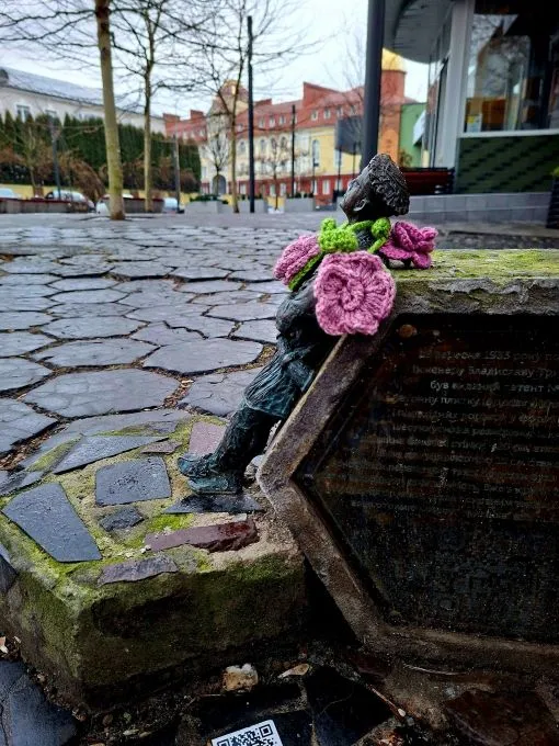 З луцьких кликунів зняли теплі шапки і дали в руки квіти (фото)