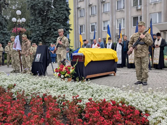 Батько чотирьох доньок: у Ковелі попрощалися із офіцером Олександром Дригулею (фото)