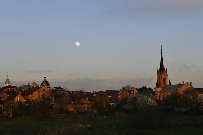 Показали таємничі світлини нічного Луцька (фото)