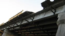 Жителі села на Волині ходять через прогнилий міст