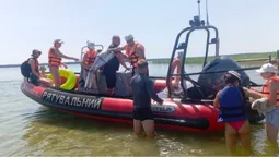 Запливли не туди: на Світязі волинські надзвичайники врятували відпочивальників (фото)