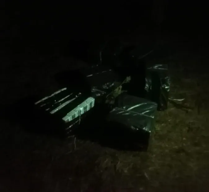 Погоня на кордоні: на Волині пачкарі викидали з авто пакунки з цигарками (фото, відео)