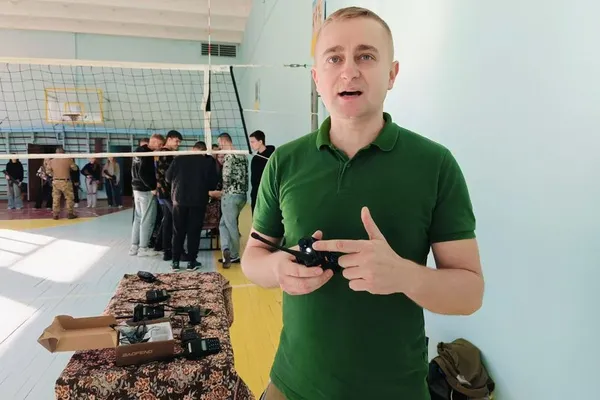 Студентів у Луцьку вчили керувати дроном, тримати автомат у руках і надавати меддопомогу (фото, відео)