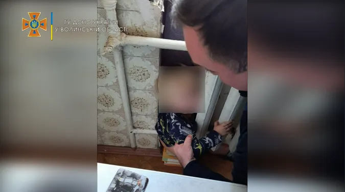 У Луцьку дитина застрягла у батареї – допомогли рятувальники (фото, відео)