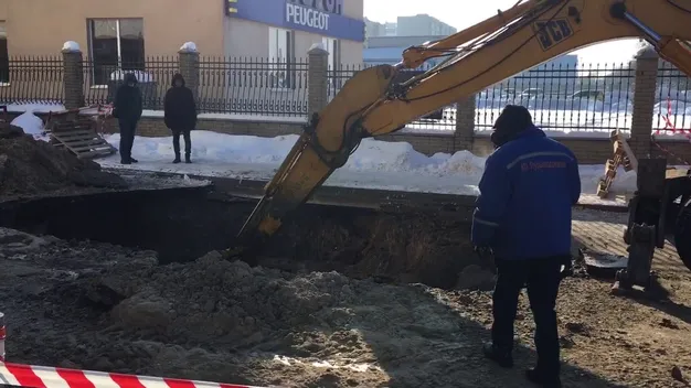 Прорив на водогоні біля «ПортCity»: показали масштаби провалля (фото, відео)