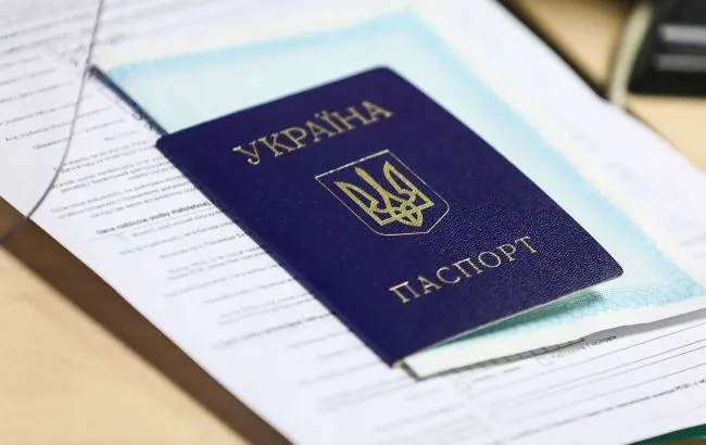 Чи обов'язково українцям міняти паспорт-книжечку на ID
