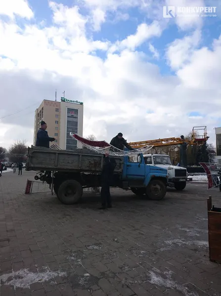 Новорічну кулю забрали з центру Луцька
