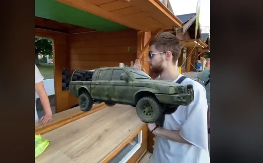 У Луцьку міняють ґудзик на машину для ЗСУ (відео)