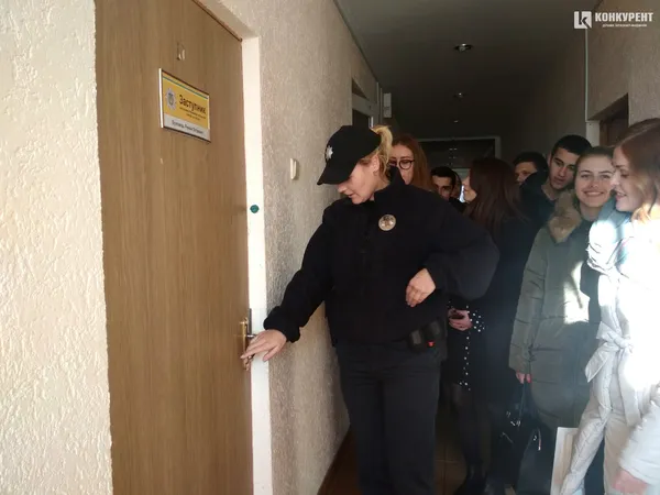 Рація, «броніки» та 100 запитань: луцькі школярі відвідали управління патрульної поліції (фото)