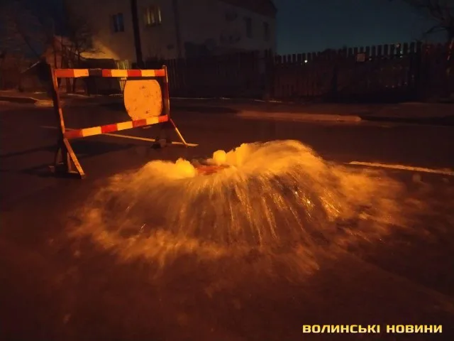 У Луцьку посеред дороги б’є «фонтан» із гарячої води (відео)