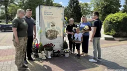 Орден і дві відзнаки посмертно: сім'ї волинського Героя Дмитра Аршуліка вручили нагороди у день його народження (фото)