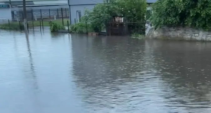 Вода по коліна: місто на Волині «потонуло» через зливу (відео)