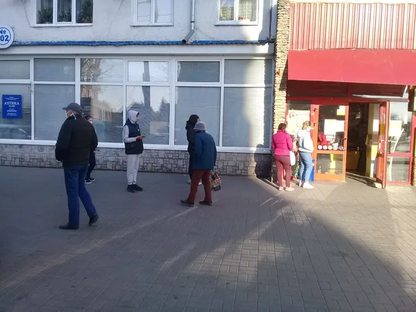 Від завтра в Луцьку  – особливий режим, а сьогодні – черги (фото)