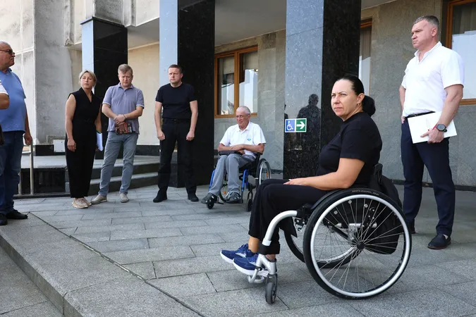 Головна адмінбудівля Волині пройшла тест на безбар'єрність (фото)