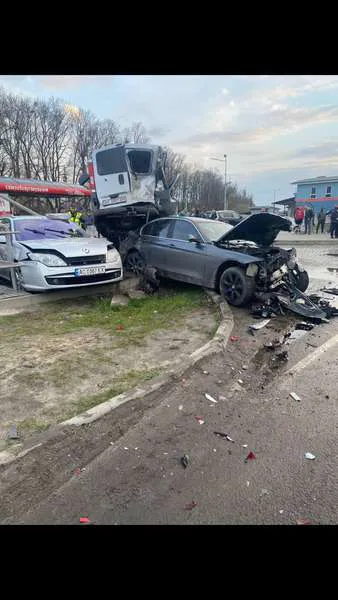 Є постраждалі: момент ДТП в Рованцях потрапив на відео