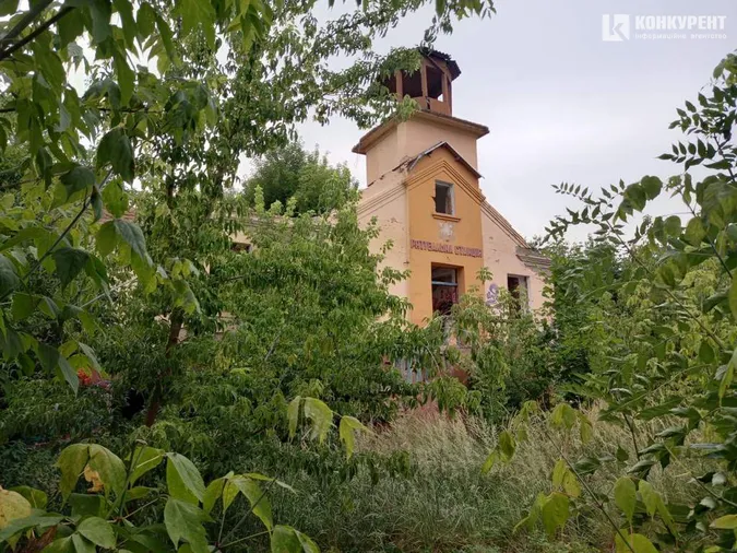 Сміття та розруха: що коїться на старій рятувальній станції у Луцьку (фото)