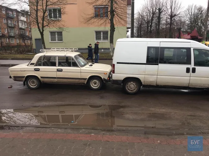 Пропустили пішохода: на Волині зіткнулися три автівки (фото)