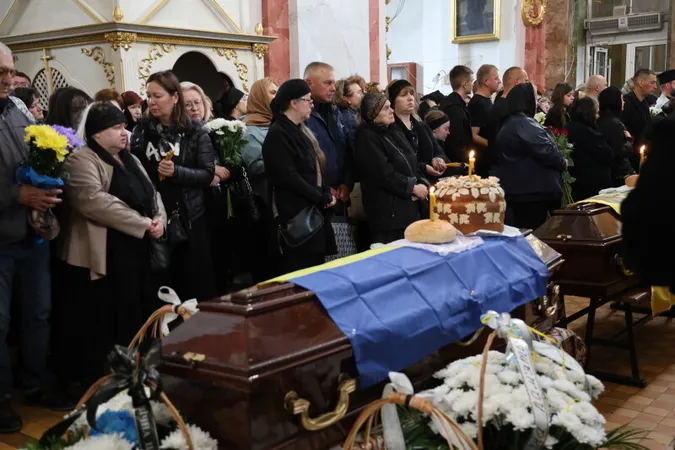 Небо плакало: у Луцьку відбулося прощання з трьома Героями Євгенієм Садовським, Олегом Чернюком та Олександром Смалюхом
