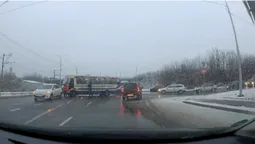 На виїзді з Луцька рейсовий автобус «наздогнав» Renault (відео)