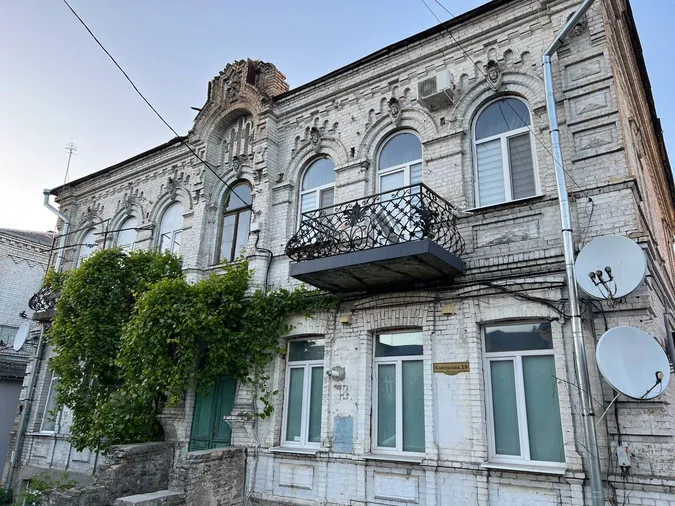 Чоловік у чорному пальто: історія про привида в одному із будинків Луцька