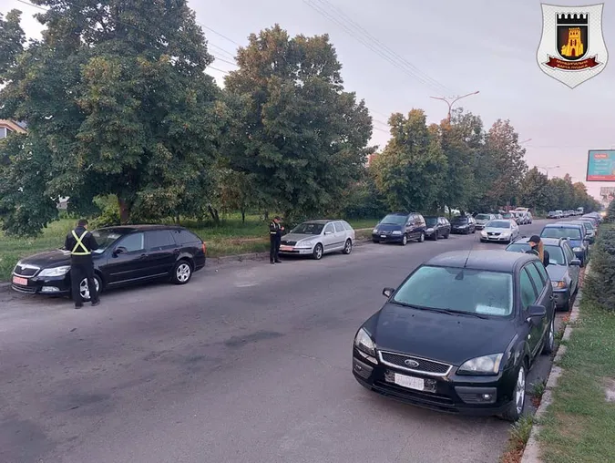 У Луцьку мунвартівці «ганяли» паркохамів біля авторинку (фото, відео)