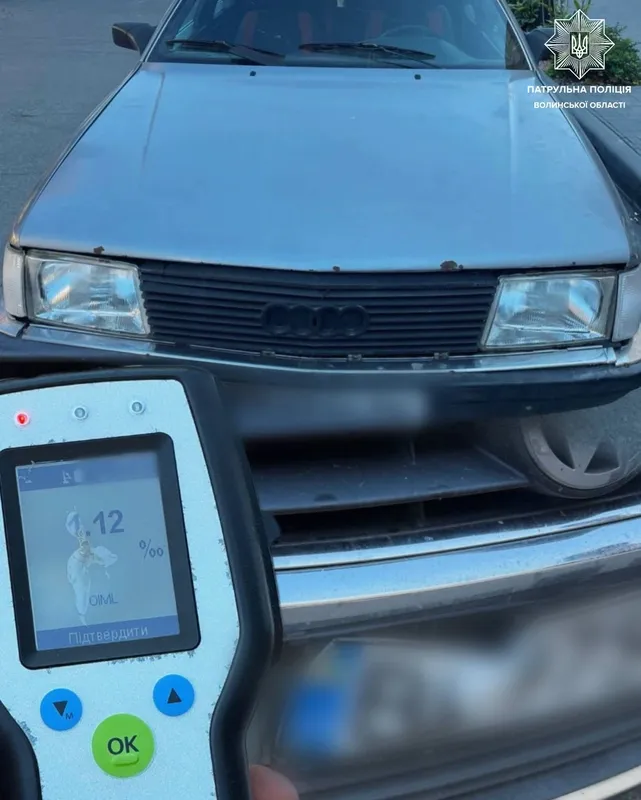 У Луцьку п'яний водій врізався в припарковане авто та втік (фото)