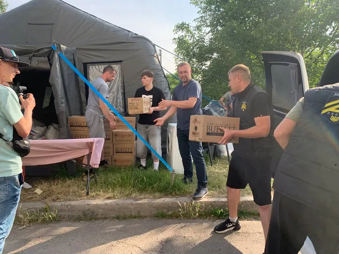 Лучани, чиї оселі постраждали від атаки рф, отримали продуктові пакунки від американців (відео)