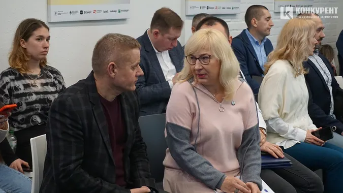 Перший заступник голови Волинської обласної ради Юрій Поліщук та керівниця лабораторії Наталія Павліха