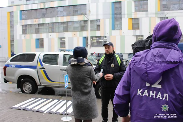 Патрульні навчали лучан правильно переходити дорогу (фото)