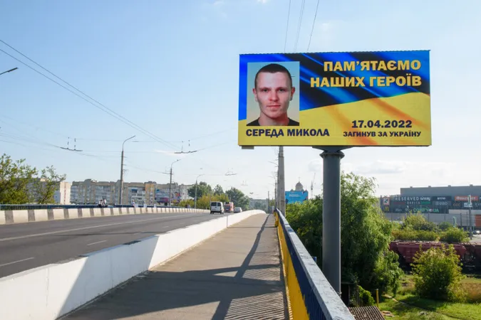 Пам'ятаємо: у Луцьку на бігбордах розмістили фотографії та імена загиблих Героїв (фото)