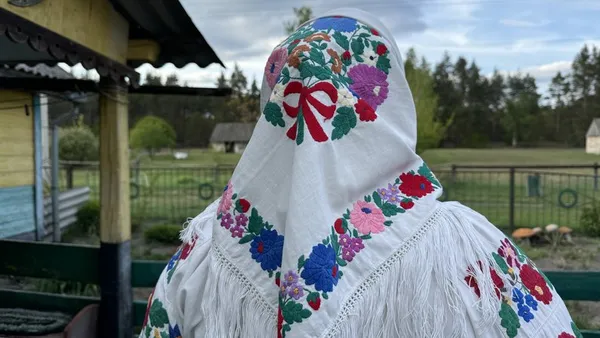 Волинянка зберігає ексклюзивний костюм-вишиванку, який отримала у спадок (відео)