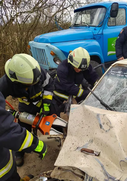 У Луцькому районі чоловіка затиснуло у розтрощеному авто (фото)