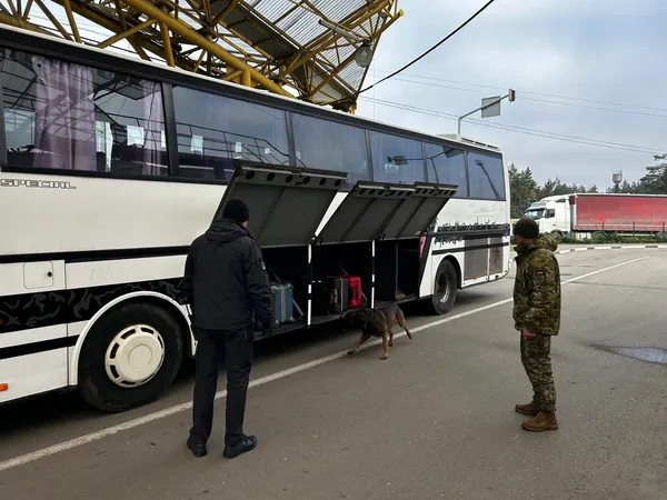 Підрозділи Волинського прикордонного загону поповнились молодими офіцерами (фото)