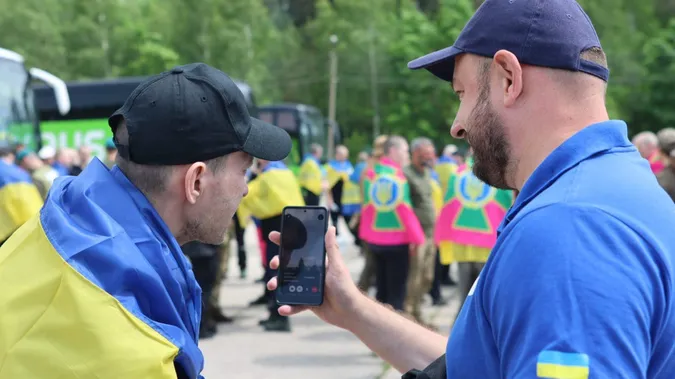 До сліз: з російського полону повернули групу важкопоранених і тяжкохворих Захисників