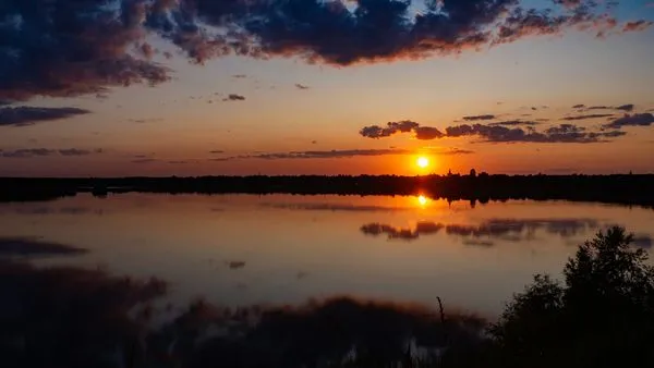 У небі і в воді: неймовірний захід сонця біля Луцька (фото)