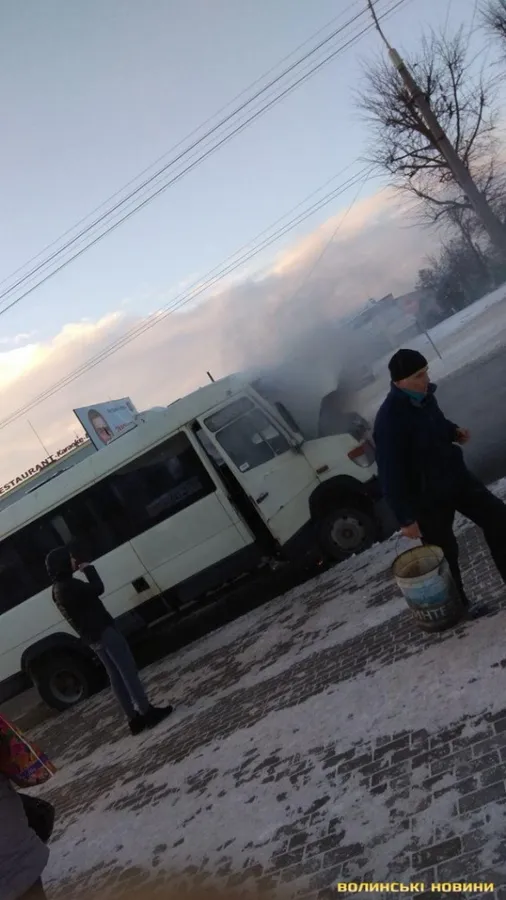 У Луцьку загорілася маршрутка, яка перевозила людей (фото)