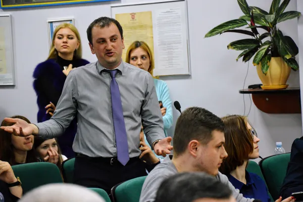 Заступник мера Тарас Яковлев не зміг втриматися: «Та тут все незаконно. Та тут немає роботи» - гукав він.