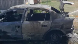 На Волині внаслідок пожежі вщент згорів легковик (фото)