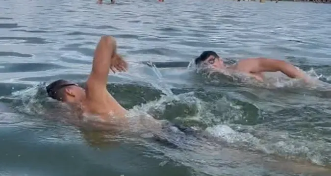 Двоє хлопців перепливли Світязь (відео)