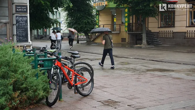 Мокрі етюди: як у серці Луцька люди тікали від літнього дощу (фото)