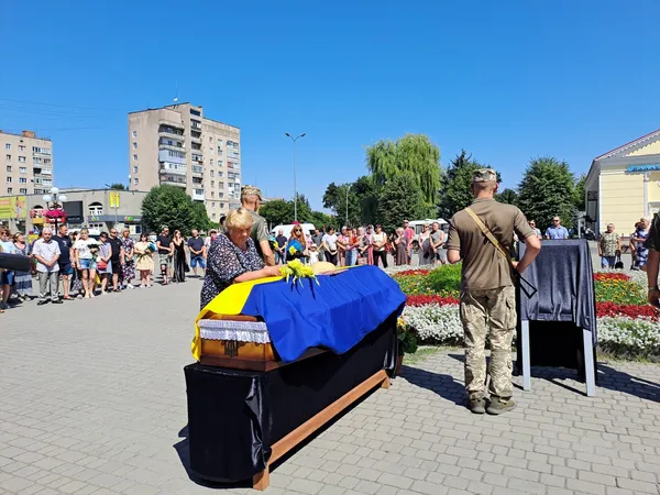 Назавжди 44: у Ковелі провели в останню дорогу захисника Віталія Півня (фото)