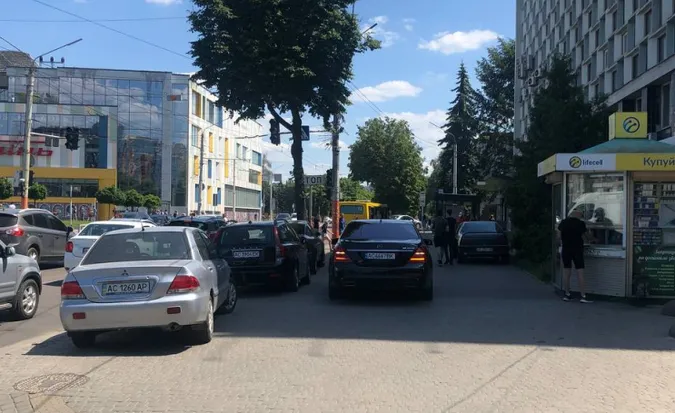 У Луцьку просять встановити антипаркувальні засоби на проспекті Василя Мойсея