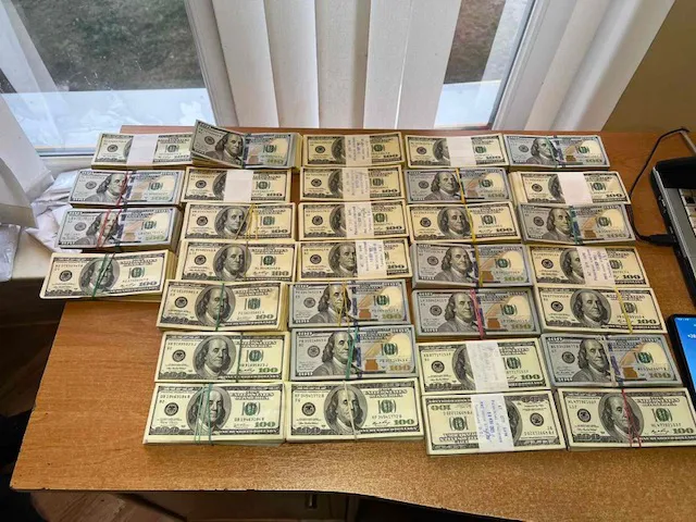 Волинські митники піймали чоловіка з 9 мільйонами гривень на поясі (фото)